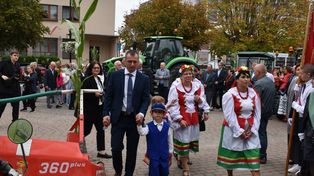 Zblewo: Niecodzienny widok! Przez urzędem i ośrodkiem kultury stanęły maszyny rolnicze! To wszystko z okazji dożynek Gminno-Parafialnych