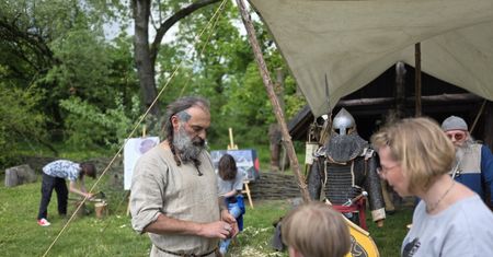 Majówka z Historią w Grzybowie: Tłumy na średniowiecznym pikniku!​