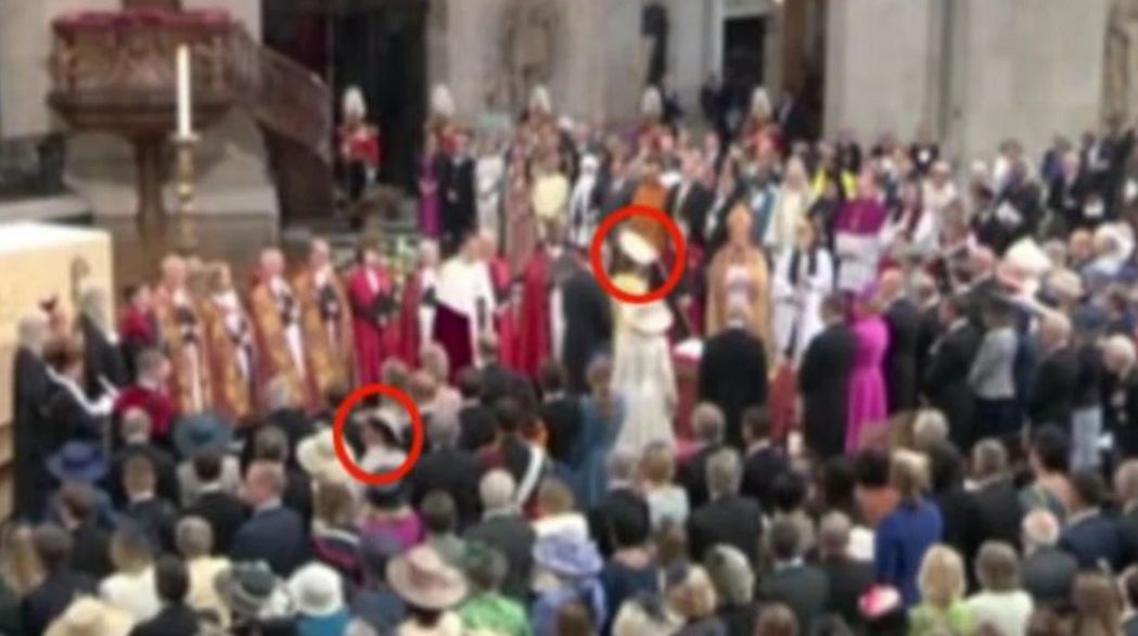 Msza dziękczynna w intencji Elżbiety II i wymowna reakcja Meghan na na widok Kate. Głowa aktorki zwrócona jest w lewo, podczas gdy Kate (kółeczko po prawej) kieruje się w stronę miejsca w ławie 