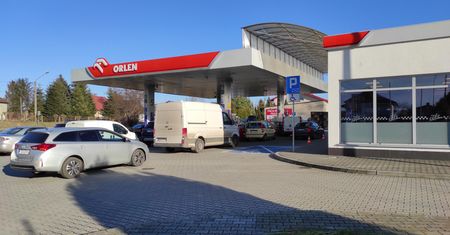 Kolejki na stacjach i limity ilościowe. Polska wschodnia robi zapasy paliwa