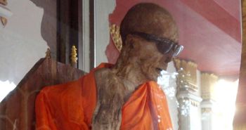 Sokushinbutsu. Historia barbarzyńskiej praktyki samomufikacji