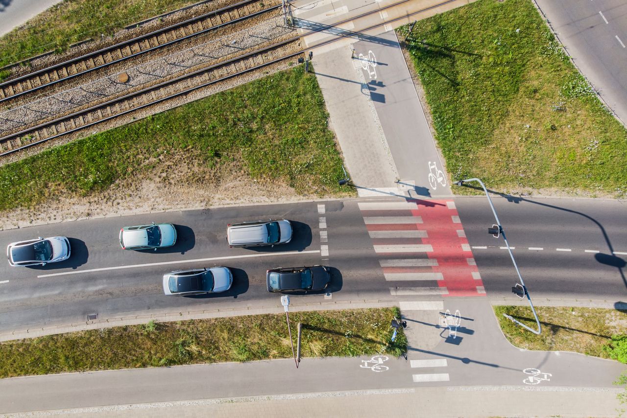 Inowrocław: Policja patroluje przejścia dla pieszych z powietrza. Drony rejestrują wykroczenia