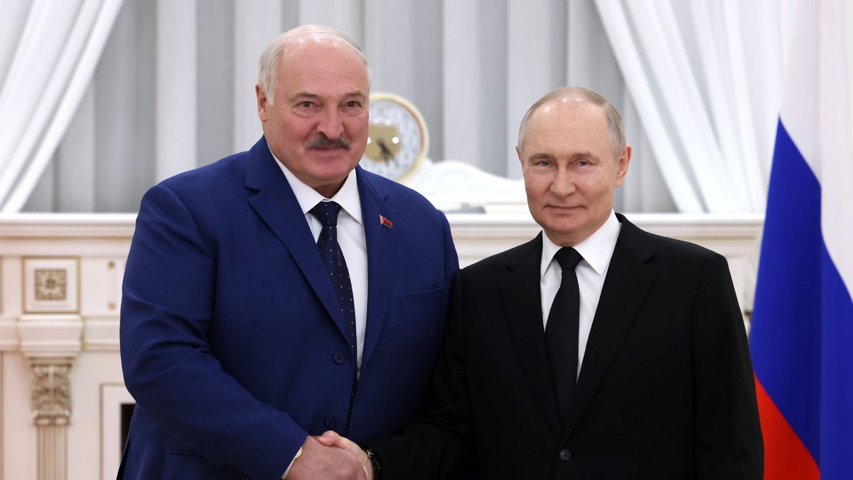 The Union State of Russia and Belarus 'Great heritage - common future'
epa12062876 Belarusian President Alexander Lukashenko (L) and Russian President Vladimir Putin shake hands before a meeting on the sidelines of the international forum of the Union State of Russia and Belarus 'Great heritage - common future' in Volgograd, Russia, 29 April 2025.  EPA/MIKHAIL METZEL/SPUTNIK/KREMLIN POOL MANDATORY CREDIT 
Dostawca: PAP/EPA.
MIKHAIL METZEL/SPUTNIK/KREMLIN POOL
ceremony