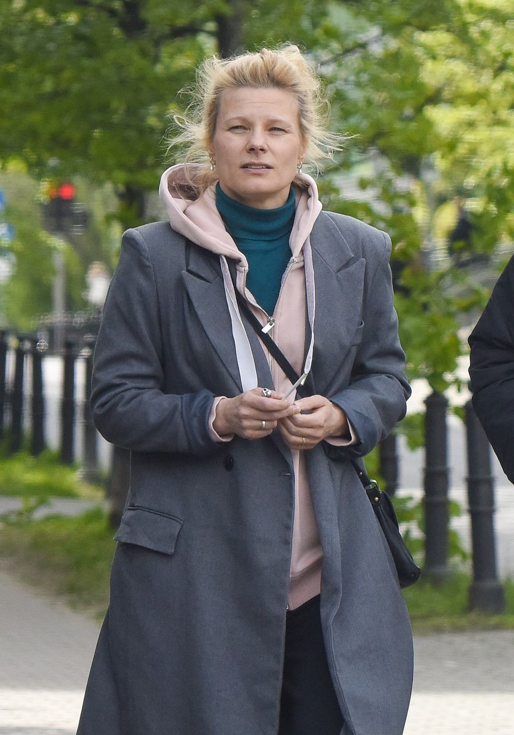 Naturalna Anna Głogowska na spacerze z papierosem