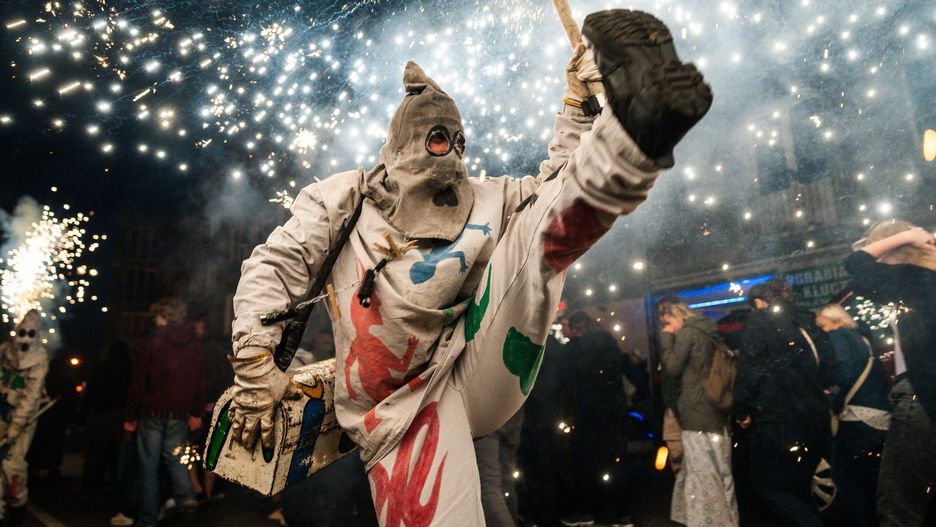 Tegoroczną Fetę - odbywającą się pod hasłem „Magiczne opowieści” - zainaugurował spektakularny pochód hiszpańskiego teatru Xarxa pt. „Nit Màgica”