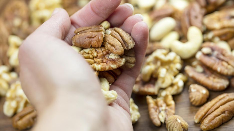 Kwas foliowy obecny jest m.in. w orzechach