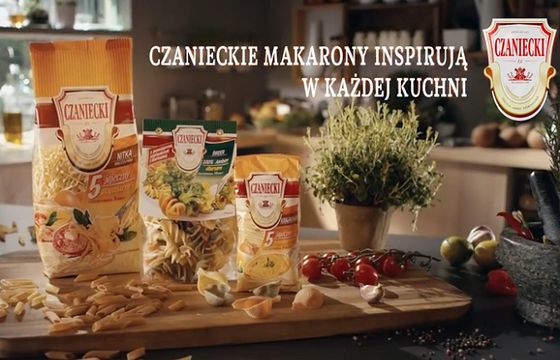 Kuchenne inspiracje i „Wszechsmaki” z Moniką Mrozowską reklamują Czanieckie Makarony (wideo)