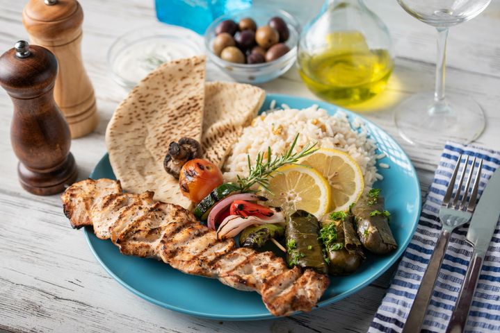 Potrawy kuchni greckiej obfitują w świeże warzywa i aromatyczne zioła