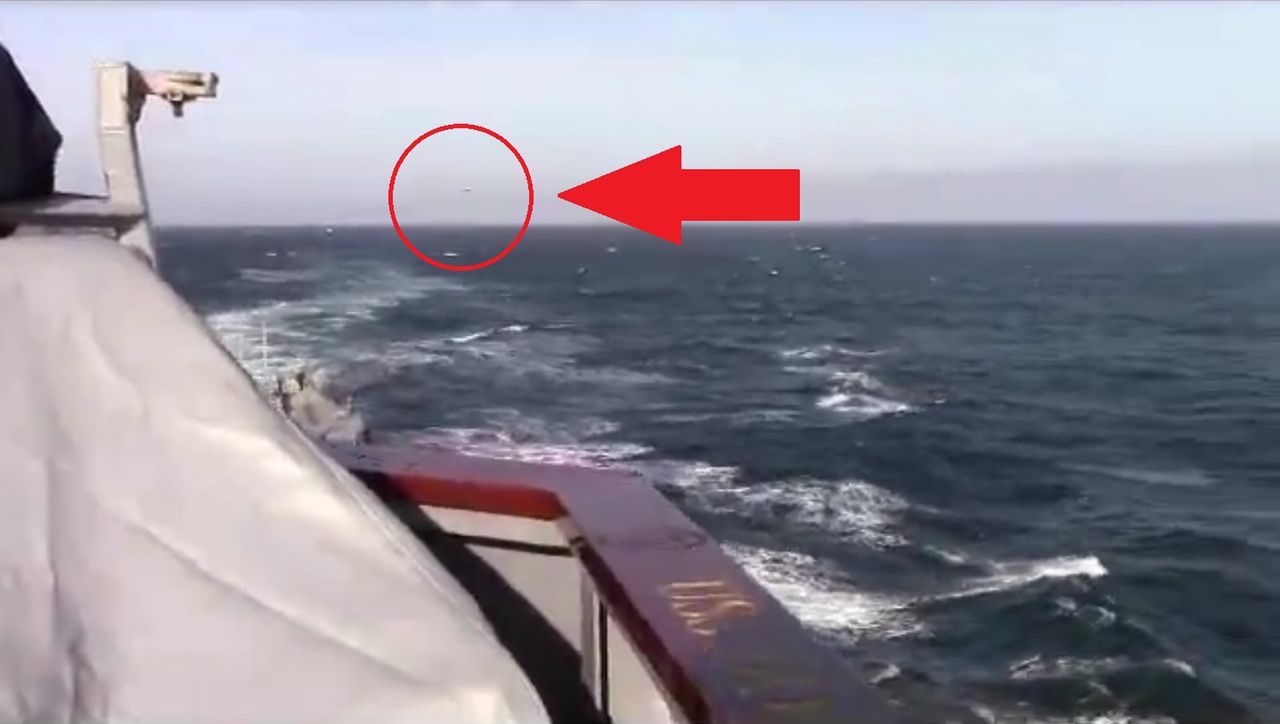 Rosja i USA potwierdzają incydent na morzu. Bombowiec zbliżył się do okrętu [Wideo] - Rosyjski bombowiec przeleciał blisko okrętu USA