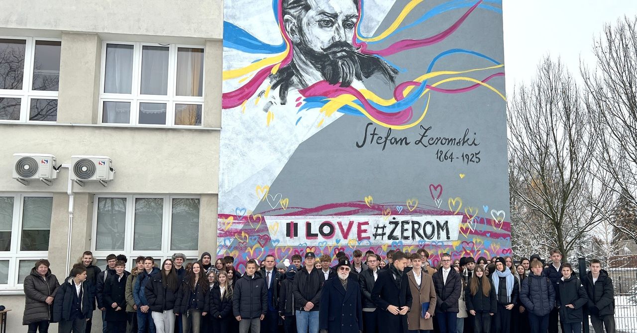 Dąbrowa Górnicza: Stefan Żeromski z troską spogląda na licealistów II LO. Nowy mural ma stać się jednym z symboli zagłębiowskiego miasta