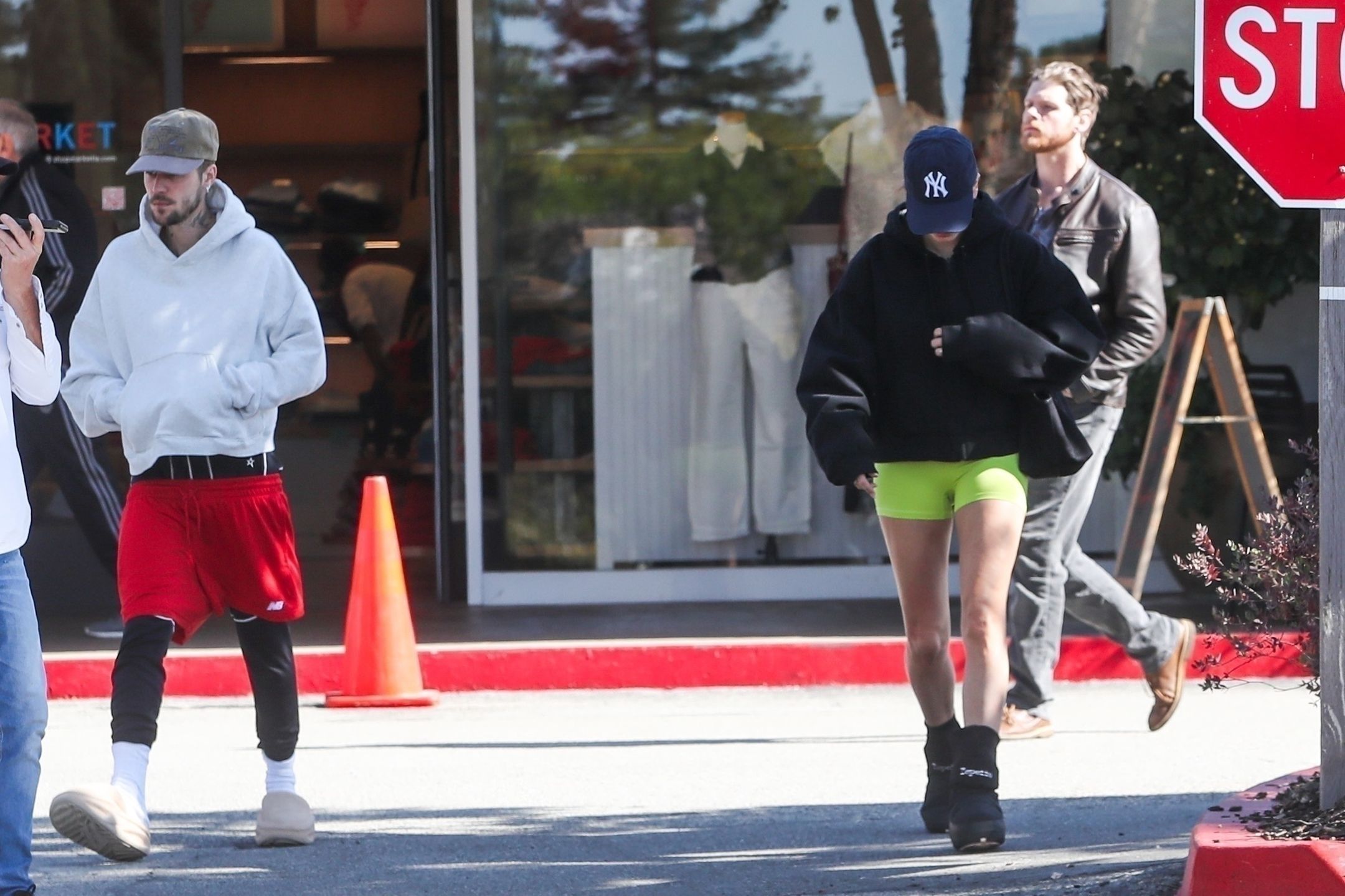 Justin Bieber w kapciach mknie na śniadanie z Hailey