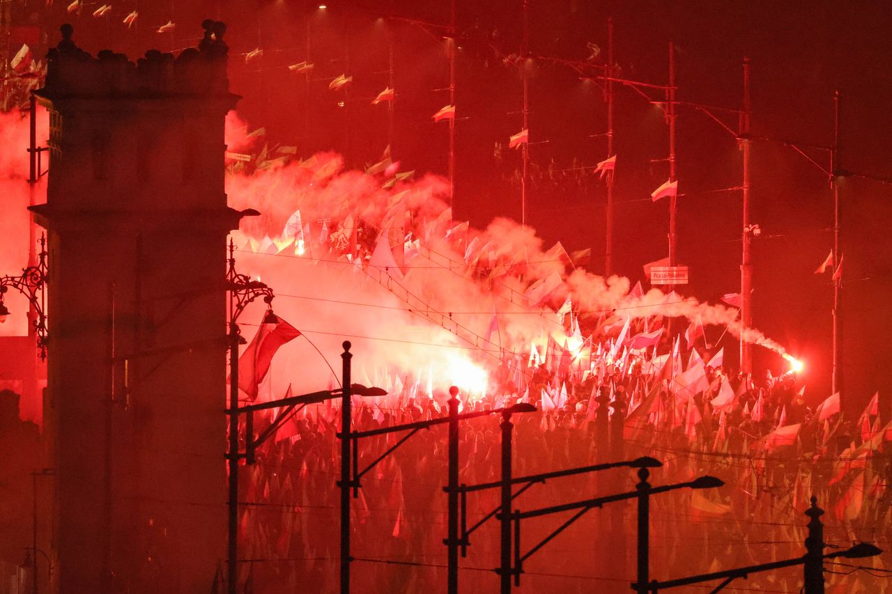 Odpalali race na Marszu Niepodległości. Policja publikuje wizerunki