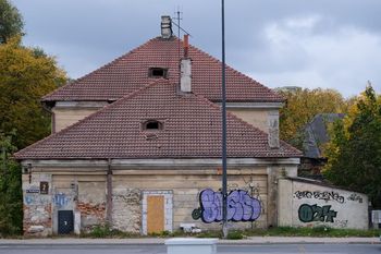 Mimo dziewięciu prób sprzedaży nikt jej nie chciał. Zabytkowa Czerwona Karczma przy ul. Turystycznej zyska drugie życie