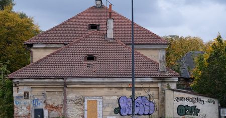 Mimo dziewięciu prób sprzedaży nikt jej nie chciał. Zabytkowa Czerwona Karczma przy ul. Turystycznej zyska drugie życie