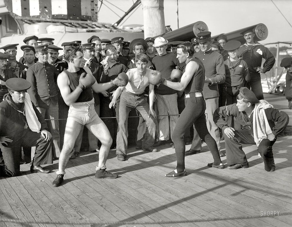 Sporty walki od zawsze cieszyły się dużą popularnością, zwłaszcza wśród wojskowych. Prezentowana scena pokazuje pojedynek między dwoma zawodnikami Marynarki Wojennej Stanów Zjednoczonych, 3 lipca 1899 roku.