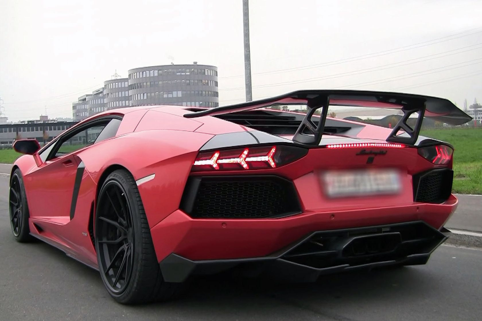 Ostra i głośna jazda w Lamborghini Aventador 1