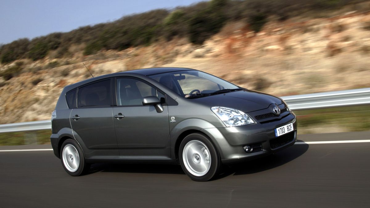 Toyota Corolla Verso - nudna jak flaki z olejem, ale doskonale sprawdza się w swoim przeznaczeniu.