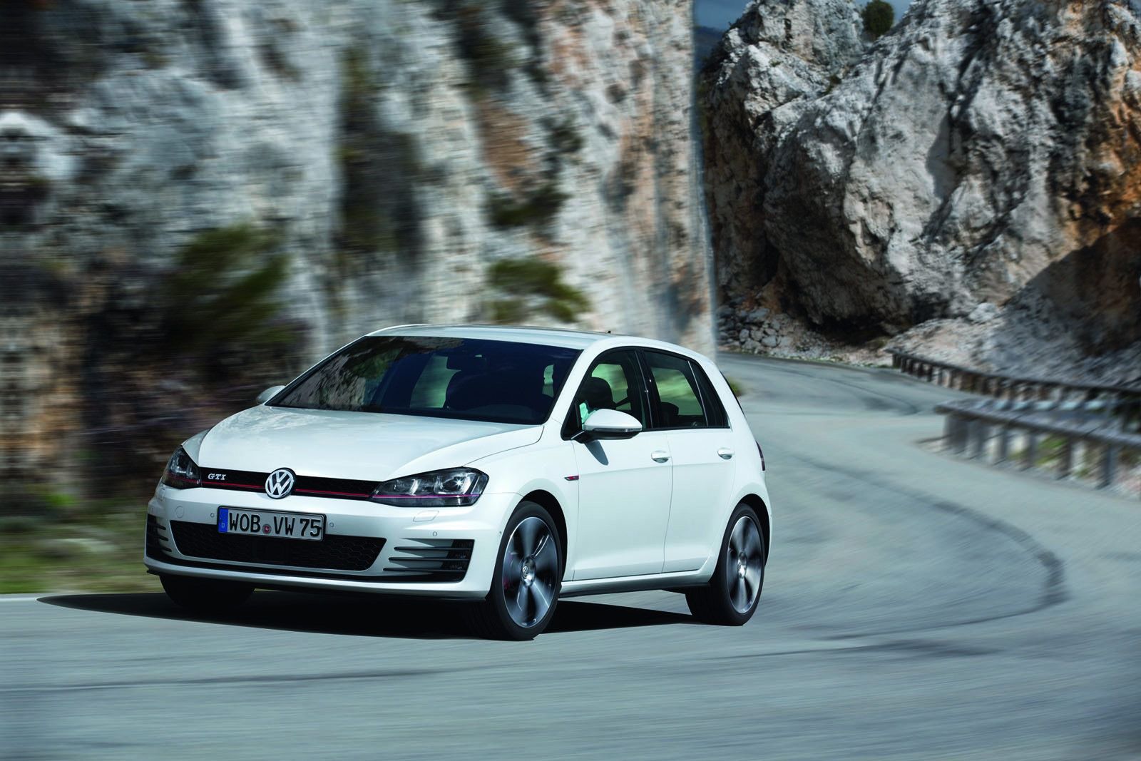 Volkswagen Golf VII GTI - efektowne zdjęcia rasowego hot-hatcha [galeria] 12