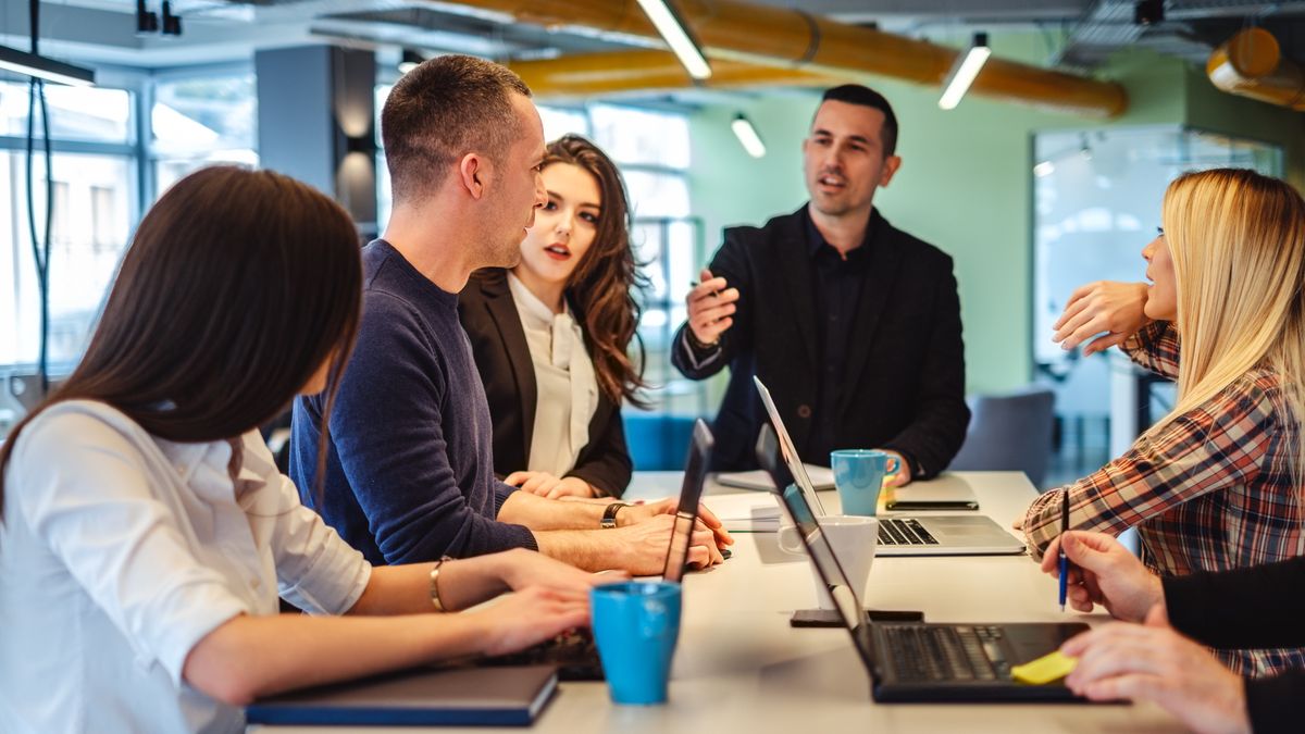 Lepiej nie rozmawiać w pracy o polityce. To się rzadko dobrze kończy