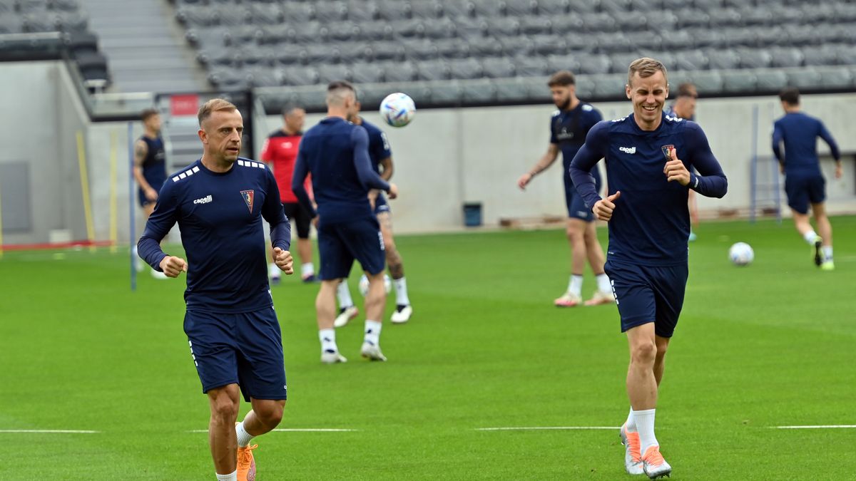 Szczecin, 06.07.2022. Zawodnicy Pogoni Szczecin Kamil Grosicki (L) i Paweł Stolarski (P) podczas treningu drużyny w Szczecinie, 6 bm. Piłkarze Pogoni przygotowują się do jutrzejszego meczu pierwszej rundy eliminacji piłkarskiej Ligi Konferencji z KR Reykjavic. (js) PAP/Marcin Bielecki