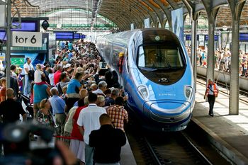 Wrocław nie zostanie odcięty od Warszawy. Pendolino wraca, a PKP sprzedaje bilety "za bezcen"