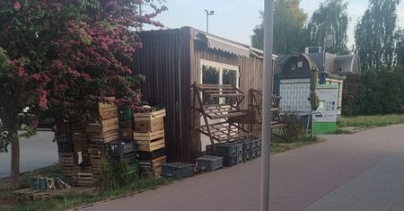 Kłopotliwy warzywniak: Skrzynki z warzywami i owocami na ścieżce rowerowej, klienci przepychają się między rowerzystami