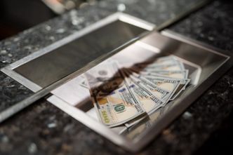 Kursy walut. Złoty mocniejszy po danych o inflacji