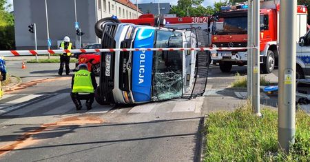 Kolizja na światłach. Radiowóz na boku