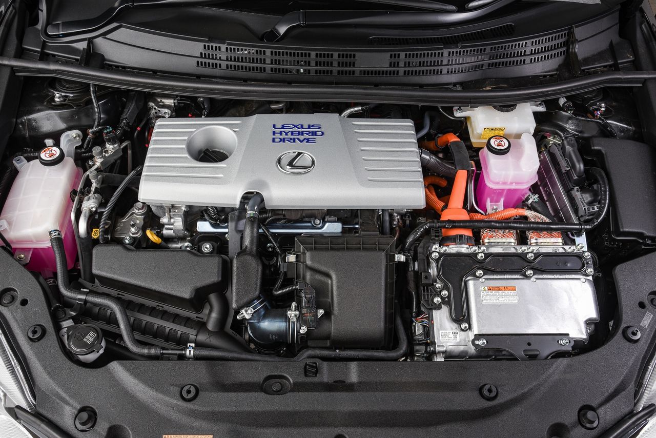 Napęd Lexusa CT 200h stanowi silnik benzynowy 1.8 o mocy 99 KM i elektryczny o mocy 82 KM, co razem daje 136 KM maksymalnej mocy.