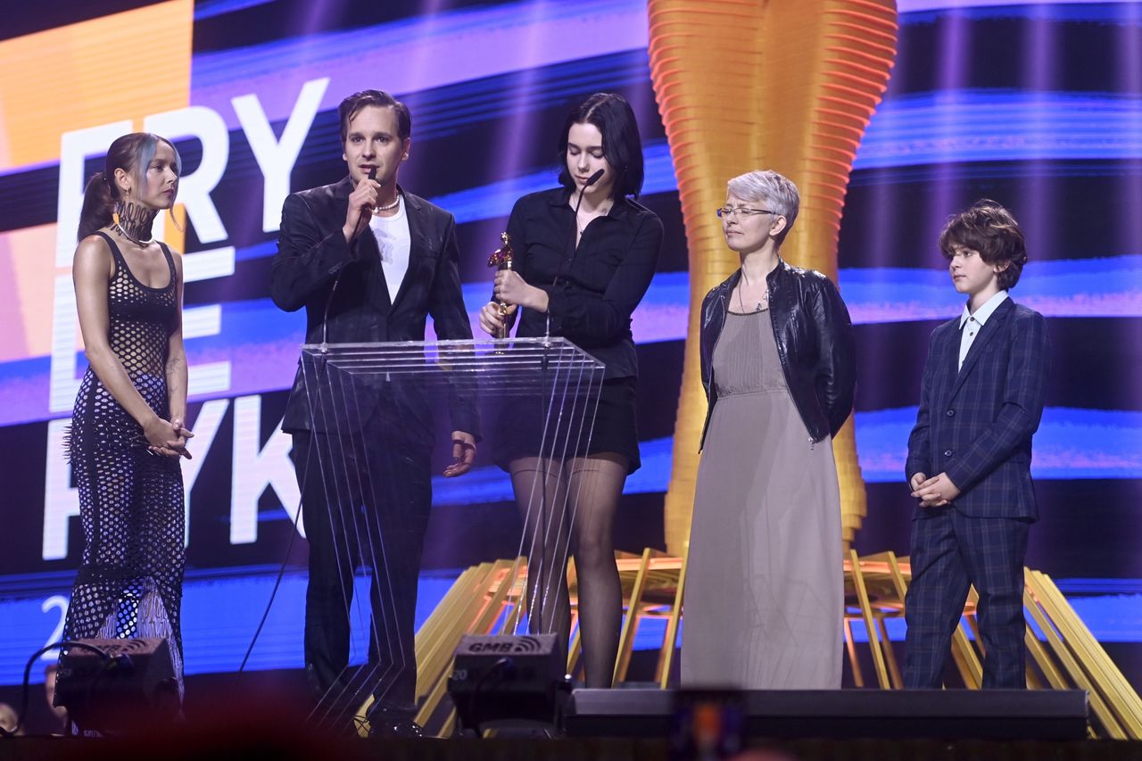 scena z: Anna Szymkiewicz, Jagoda Szymkiewicz, Monika Brodka, Krzysztof Zalewski, fot. Jacek Kurnikowski/AKPA
Anna Szymkiewicz, Jagoda Szymkiewicz, Monika Brodka, Krzysztof Zalewski