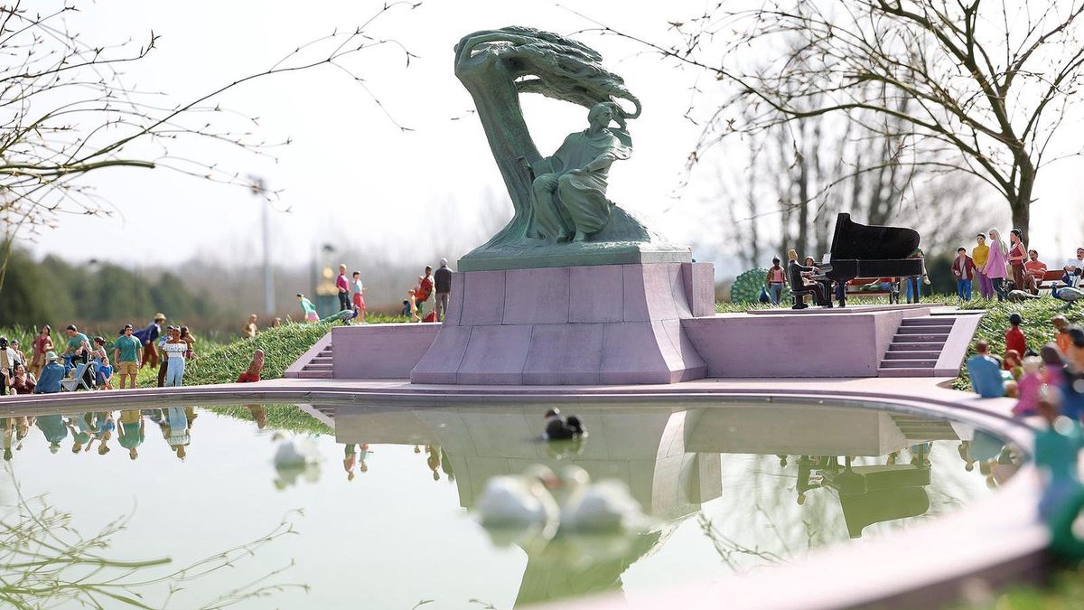 Pomnik Fryderyka Chopina z warszawskich Łazienek Królewskich