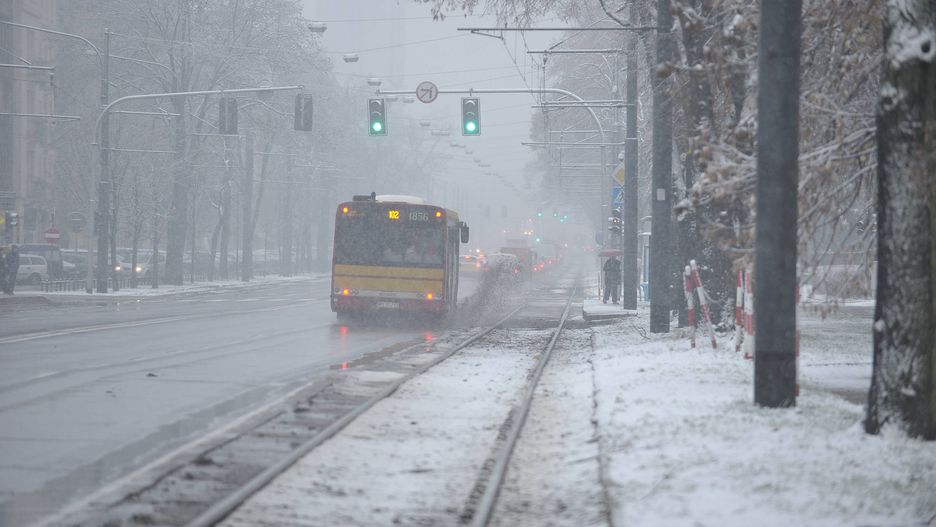 Warszawa. Przy ul. Jagiellońskiej autobus wpadł w dziurę (zdjęcie ilustracyjne)