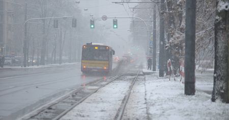 Warszawa. Awaria na Jagiellońskiej. Autobus zapadł się w wypłukaną jezdnię
