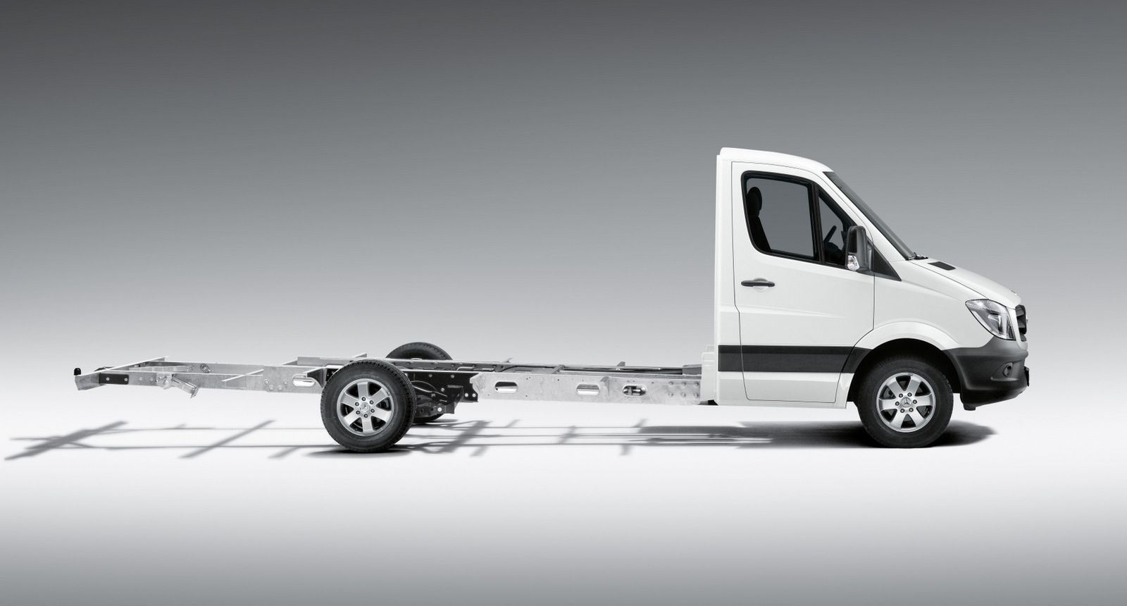 Sprinter Fahrgestell mit Tiefrahmen in Seitenansicht, arktikweiÃ.