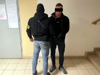 Warszawa: 21-letni diler zatrzymany z pakunkiem gotowych narkotyków. Zgubiło go nerwowe zachowanie