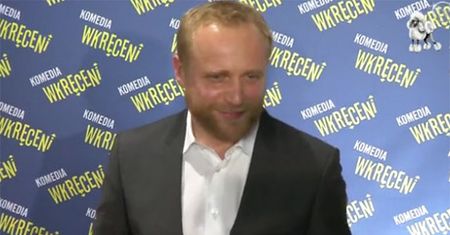Brodaty Adamczyk na premierze!