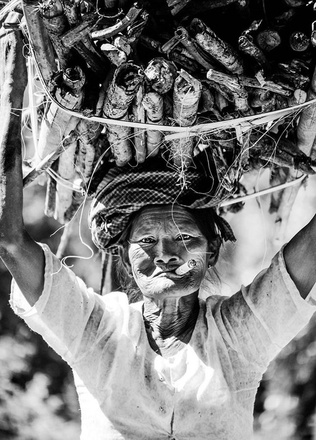 Zdjęcie zostało wykonane podczas podróży do Birmy w 2013 r. Przedstawia kobiętę w pracy.
