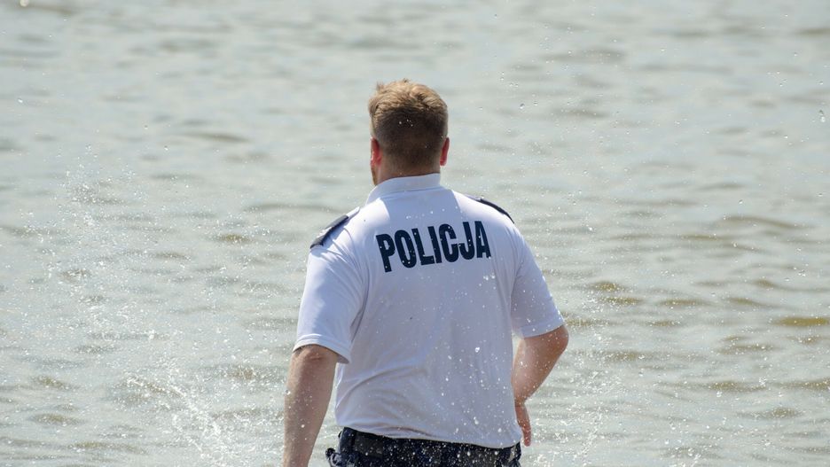 Piknik "Kr?ci mnie bezpiecze?stwo nad wod?" w Zb?szyniu
Fot. NewsLubuski/East News, Zbaszyn (woj. wielkopolskie), 26.06.2022. Rozpoczely sie wakacje. Policja wspolnie ze straza pozarna i innymi sluzbami zorganizowala na plazy miejskiej nad jeziorem Bledno w Zbaszyniu piknik rodzinny pod haslem Kreci mnie bezpieczenstwo. Mundurowi przeprowadzili pozorowane akcje ratunkowe. Przypominali wypoczywajacym o zasadach bezpieczenstwa nad woda i prezentowali swoj sprzet i wyposazenie.
NewsLubuski