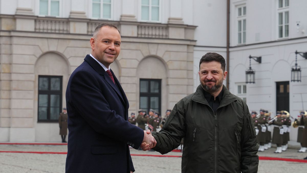 Karol Nawrocki, Wołodymyr Zełenski
Warszawa, 19.12.2025. Prezydent Karol Nawrocki (L) oraz prezydent Ukrainy Wołodymyr Zełenski (P) podczas powitania przed Pałacem Prezydenckim w Warszawie, 19 bm. Prezydent Zełenski przebywa z jednodniową wizytą w Polsce. (jm) PAP/Paweł Supernak
Paweł Supernak
Pałac Prezydencki, polityk, polityka, prezydenta Zełenskiego, wizyta w Polsce, sytuacja na Ukrainie, Wojna na Ukrainie, wojna w Ukrainie, wokół Ukrainy
