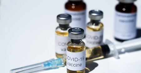 Koronawirus. Szczepionka od AstraZeneca może trafić do sprzedaży pod koniec 2021 roku
