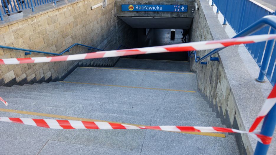 Warszawa, 01.07.2025. Zamknięta wejście na stację metra M1 Racławicka w Warszawie, 1 bm. W wyniku pożaru podstacji pierwsza linia metra nie kursuje. Wprowadzono komunikację zastępczą. (amb) PAP/Szymon Pulcyn ***Do tego materiału zdjęciowego dostępna jest również depesza w systemie CSI, pt.: Warszawa/ Straż Pożarna: pożar na stacji metra Racławicka; linia M1 nie kursuje***