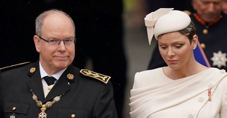 Najsmutniejsza księżna na koronacji. Charlene wciąż ma taką samą minę