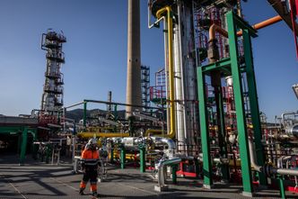 Ceny ropy spadają w obawie przed globalną nadpodażą