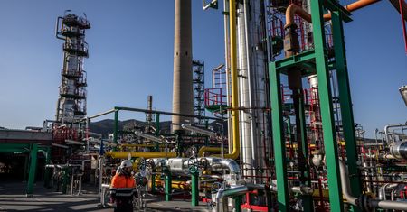 Ceny ropy spadają w obawie przed globalną nadpodażą