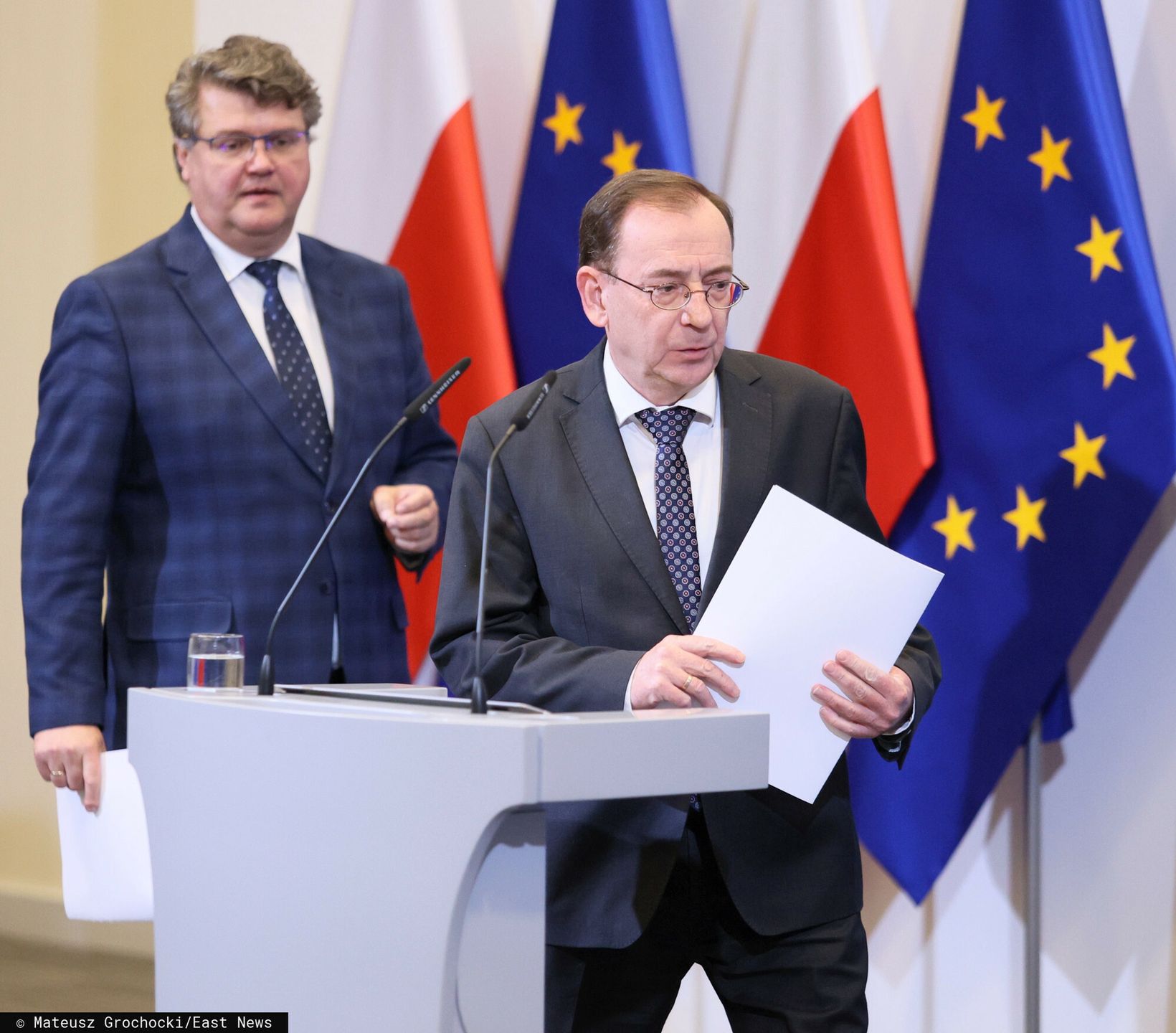 MSWiA o ?wiadczeniach pieni??nych dla rodzin poleg?ych funkcjonariuszy
Fot. Mateusz Grochocki/East News, Warszawa, 02.11.2022. Konferencja prasowa z udzialem ministra spraw wewnetrznych i administracji Mariusza Kaminskiego (P) oraz sekretarza stanu w MSWiA Macieja Wasika (L) na temat swiadczenia pienieznego dla czlonkow rodzin poleglych funkcjonariuszy i zolnierzy.
Mateusz Grochocki