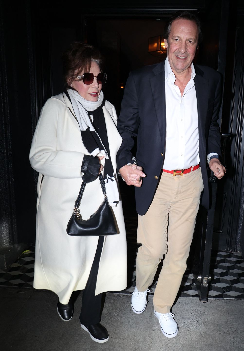 91-letnia Joan Collins na randce z mężem