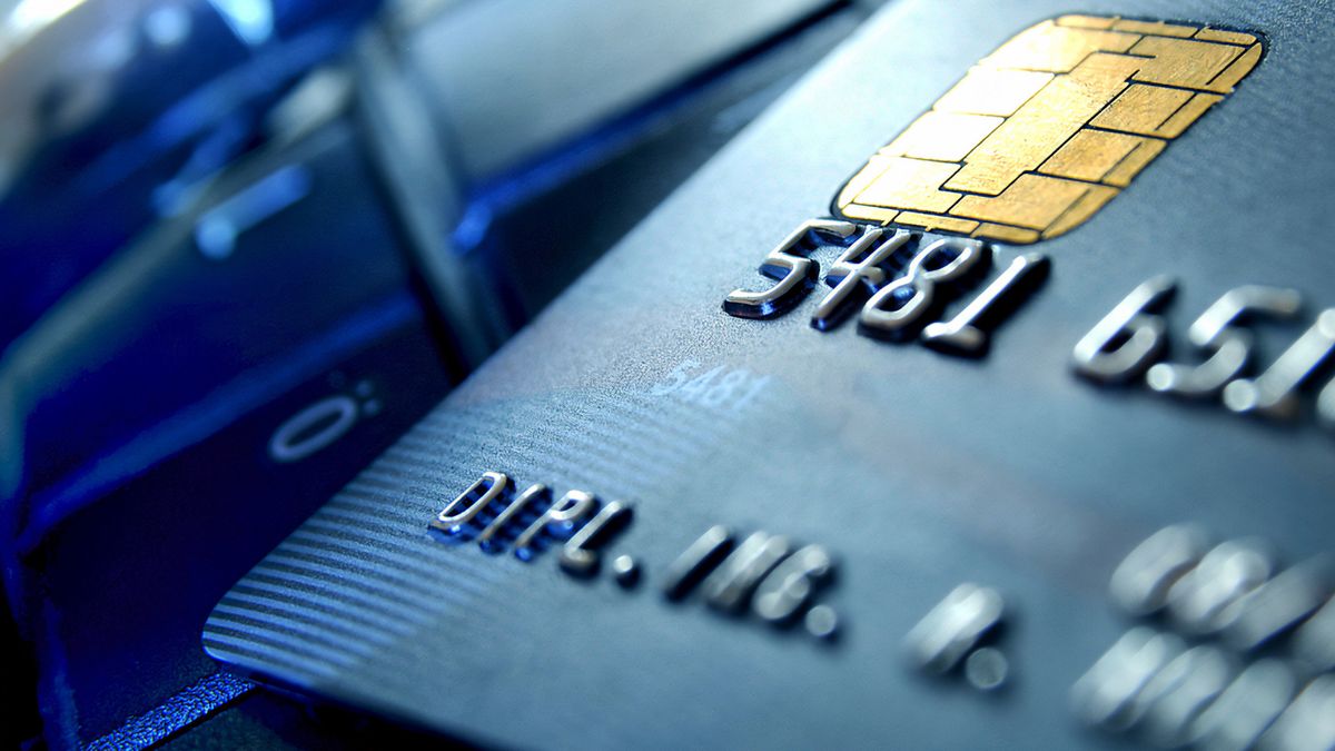 mBank zachęca do umieszczenia zdjęć karty w sieci - niezbyt fortunnie (fot. Shutterstock)