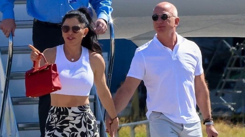 Usmażony Jeff Bezos przemierza płytę lotniska w Miami za rączkę z Lauren Sanchez (FOTO)