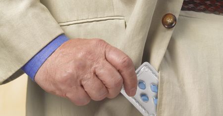 Panowie łykają na potęgę. Ryzyko dla zdrowia jest ogromne
