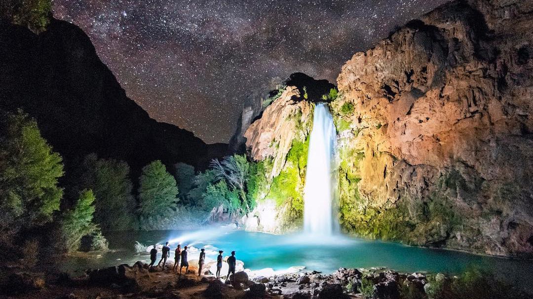 Wystarczyły latarki czołowe, aby wydobyć piękno wodospadu 1